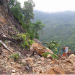 बर्षाले जाजरकोट–डोल्पा यातायात सेवा अवरुद्ध, यात्रु पैदल हिँड्न बाध्य