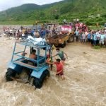 बन्गाड खोलामा बाढी, यातायातका साधान बाटोमै अलपत्र