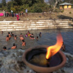 रिहार धामको तप्त कुण्डमा स्नान गर्न तिर्थयात्रीको घुइँचो