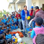 अध्यक्ष भण्डारीद्वारा विद्यालयलाई खेलकुद सामाग्री हस्तान्त्रण