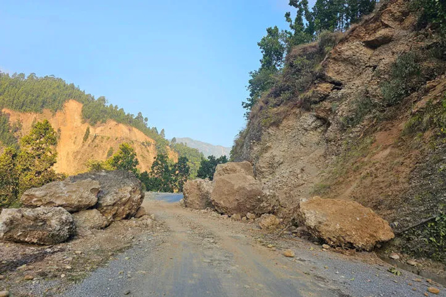 पहिरो खस्दा सडक अवरुद्ध, घरबाट हाम फाल्दा एक घाइते