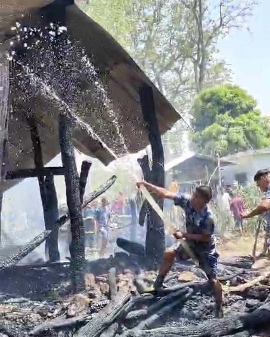 राप्तीसोनारीको बालापुरमा भीषण आगलागी, तीन घर जलेर नष्ट