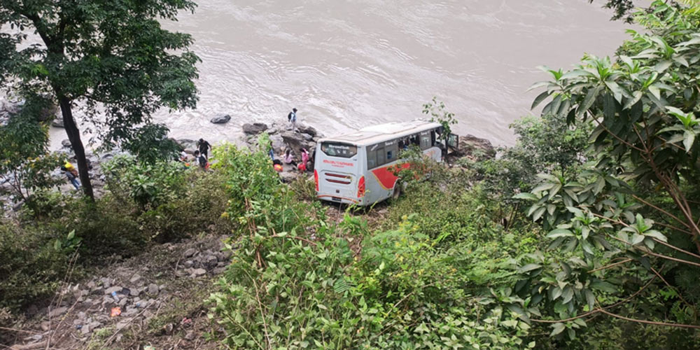 सेती दोभानमा बस खस्यो, २३ जना घाइते