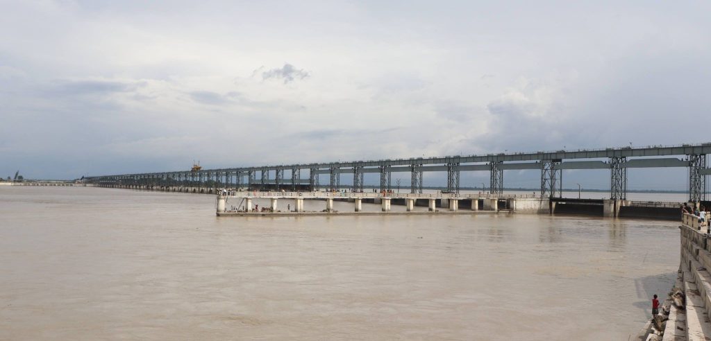 कोशीमा जलप्रवाह बढ्यो, २० वटा ढोका खोलिए