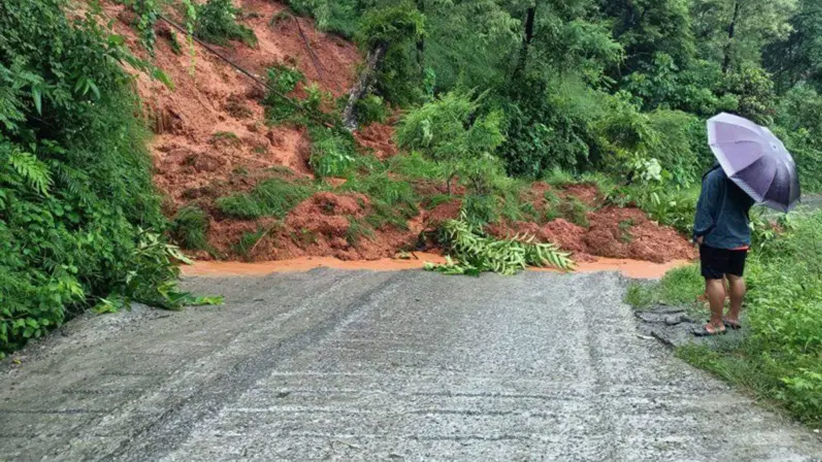 बर्षाका कारण देशभरका ३६ राजमार्ग बन्द