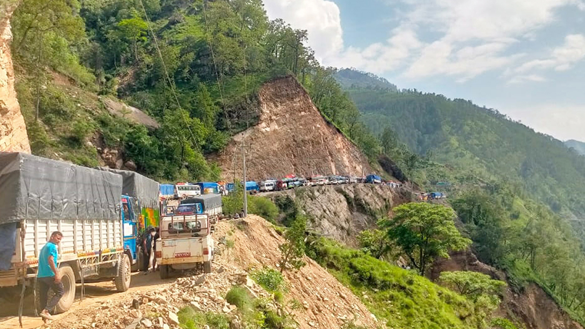 पहिरोले अवरुद्ध कर्णाली राजमार्ग सञ्चालनमा