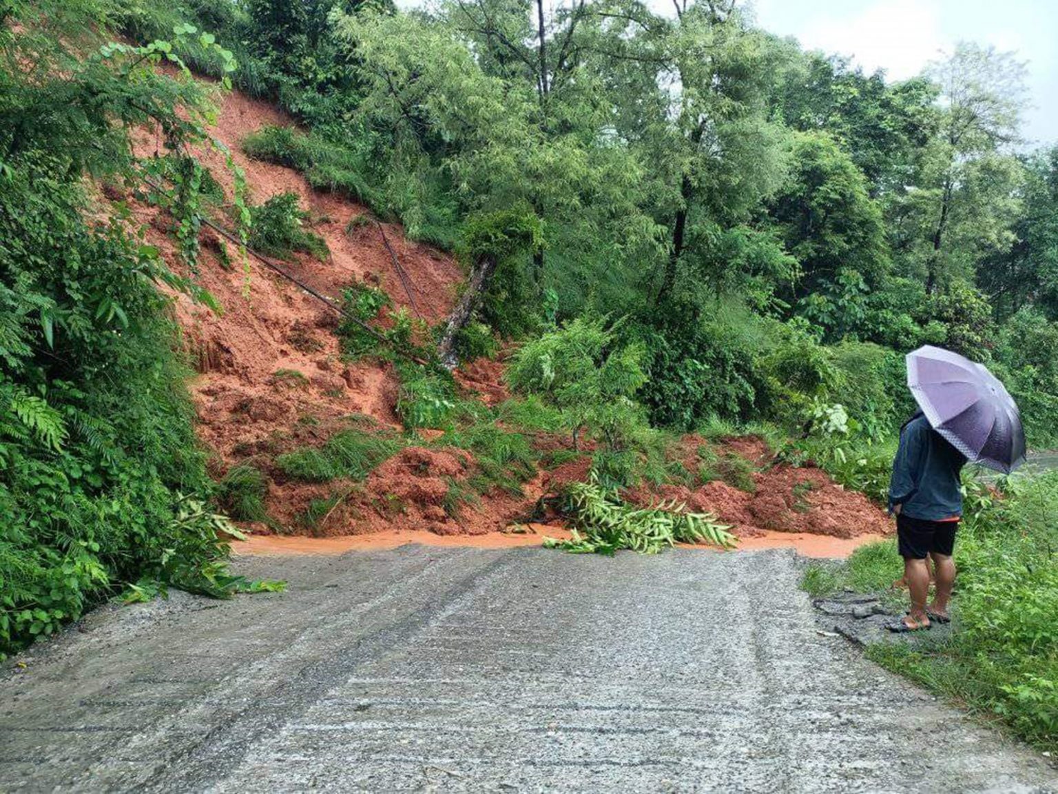 कर्णाली राजमार्ग अवरुद्ध, सयौं यात्रुहरू अलपत्र