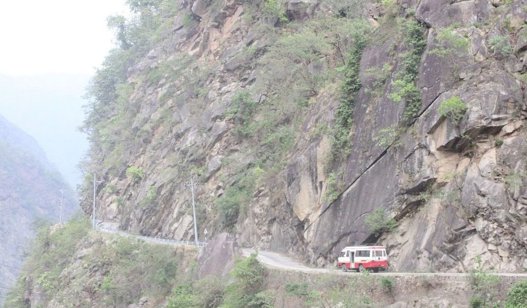 कर्णालीका अधिकांश सडकमा खाल्डाखुल्डी