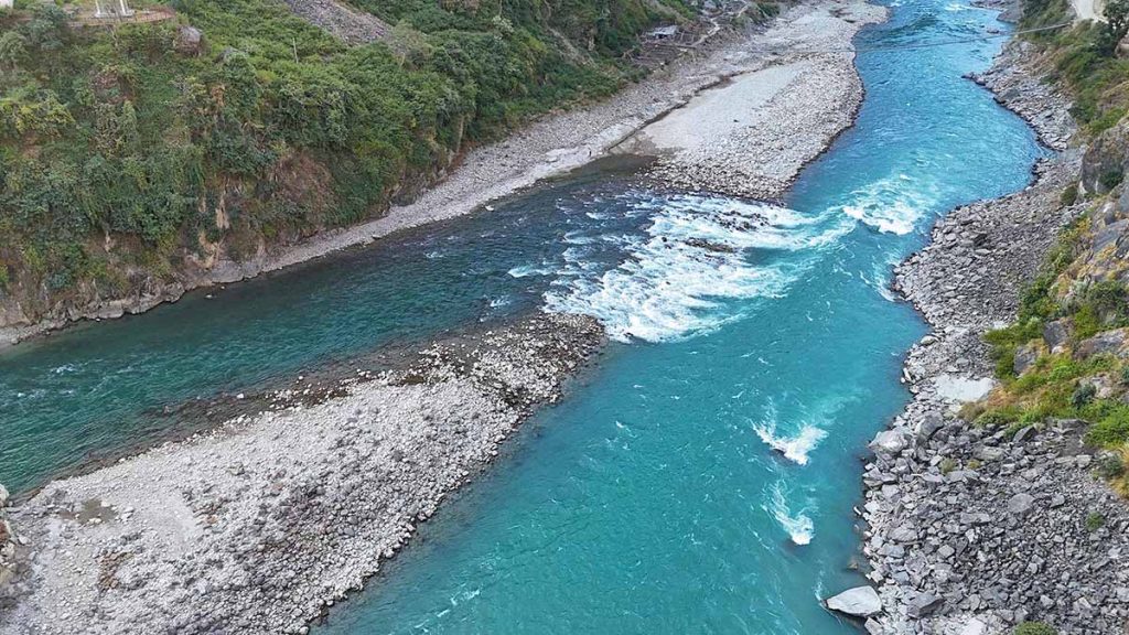 कर्णाली नदीमा डुङ्गा पल्टिँदा बाबुछोरा बेपत्ता