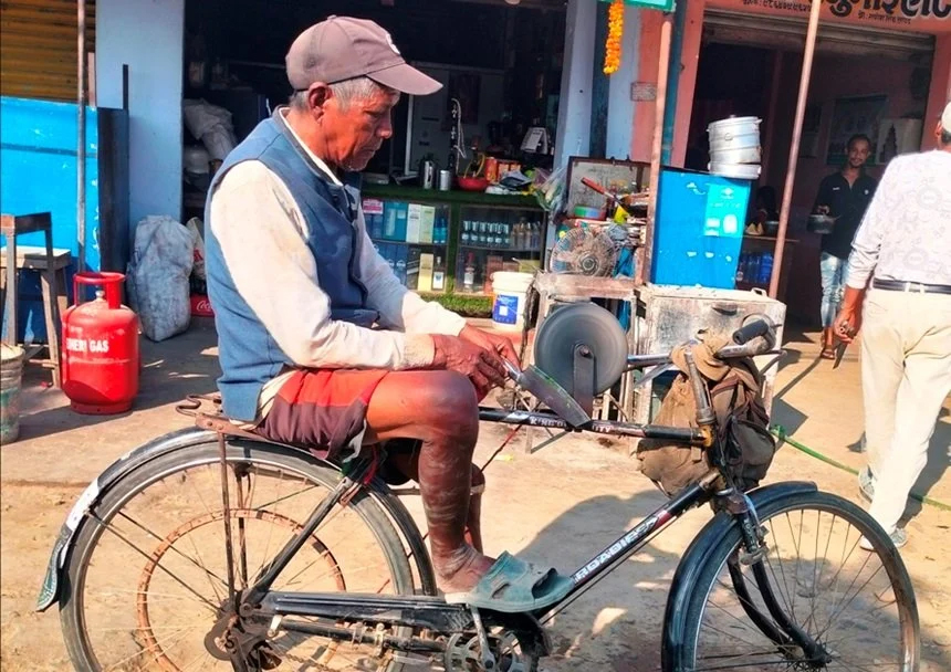 हतियारमा ‘धार’ लगाएर जीविकोपार्जन गर्दै वृद्ध मुखिया