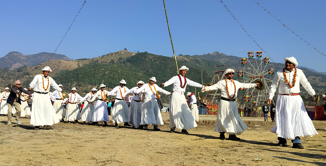 भुवानाच नाच्दै पुरुषहरू