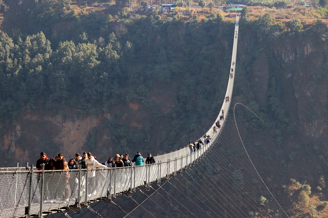 झोलुंगे पुलमा आन्तरिक पर्यटक