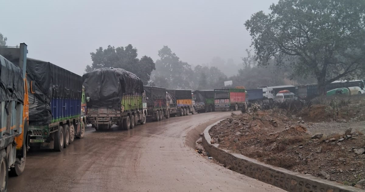 हुस्सु र कुहिरोले पूर्व-पश्चिम राजमार्गमा सवारी आवागमन अवरुद्ध