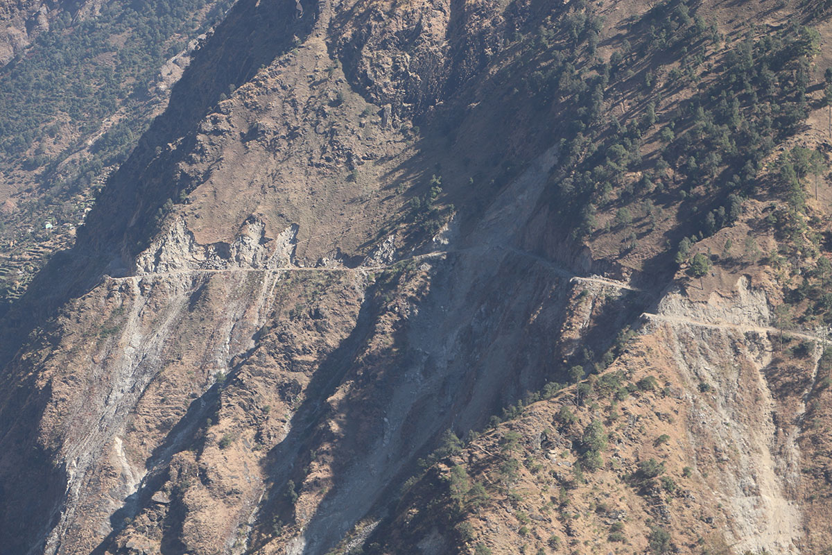 दार्चुला-टिंकर सडक : अक्करे भीरमा सडक खन्दै सेना