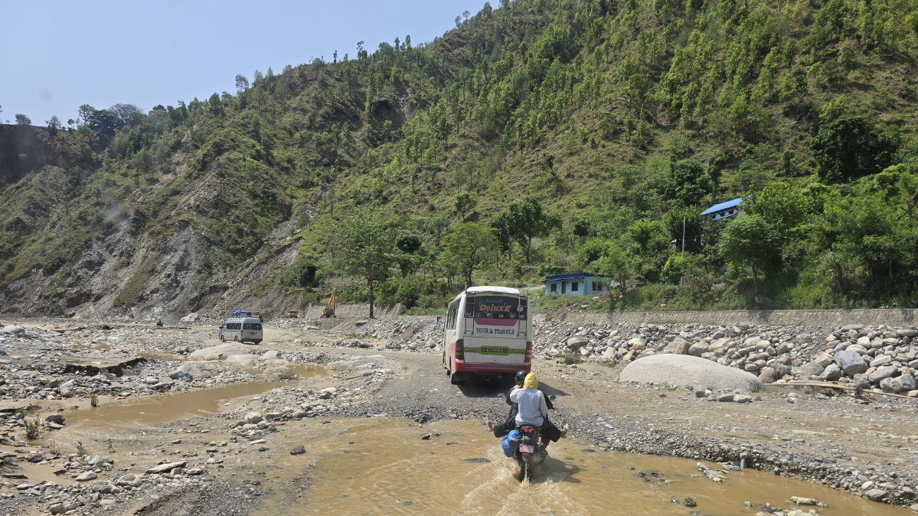 बर्खा नलाग्दै बीपी राजमार्गको बेहाल (तस्वीर कथा)