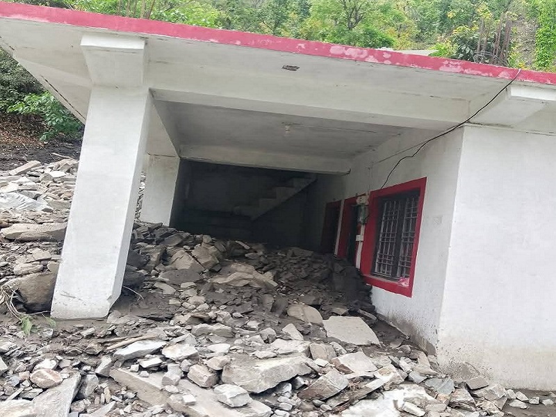 छेडागाडमा पहिरोले घर र अस्थायी आवासमा क्षति