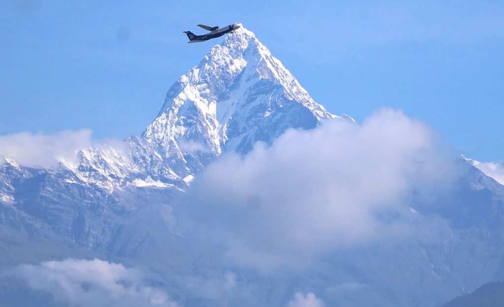 उड्दै गरेको जहाज र माछापुच्छ्रे हिमाल