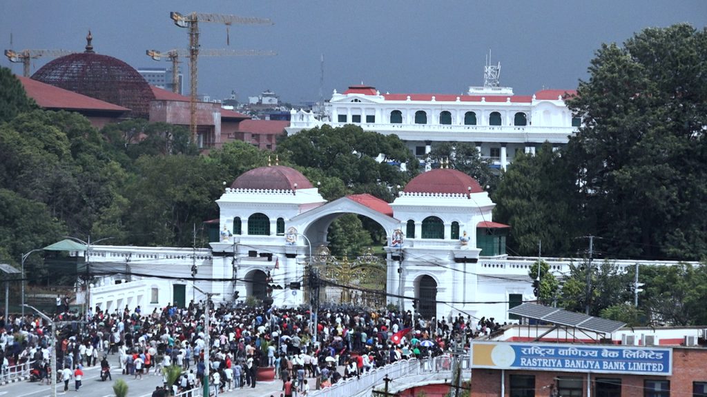 प्रदर्शनकारीहरू सिंहदरबारभित्र प्रवेश (तस्वीर कथासहित)