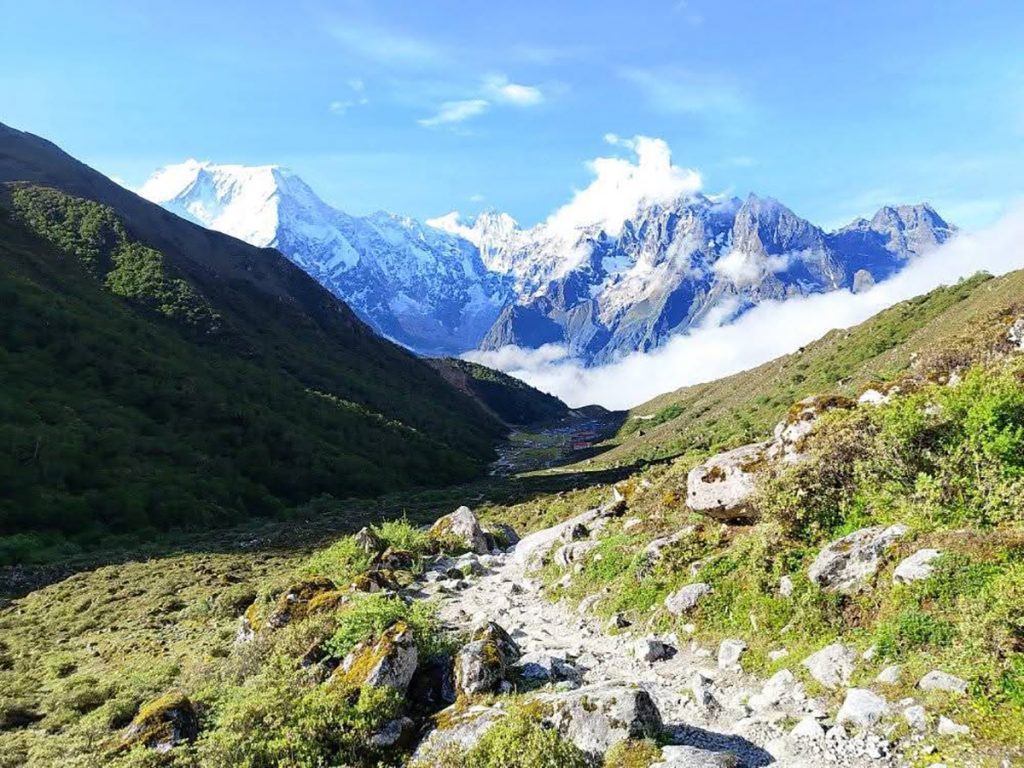 मनाङमा लेक लागेर दुई भरियाको मृत्यु