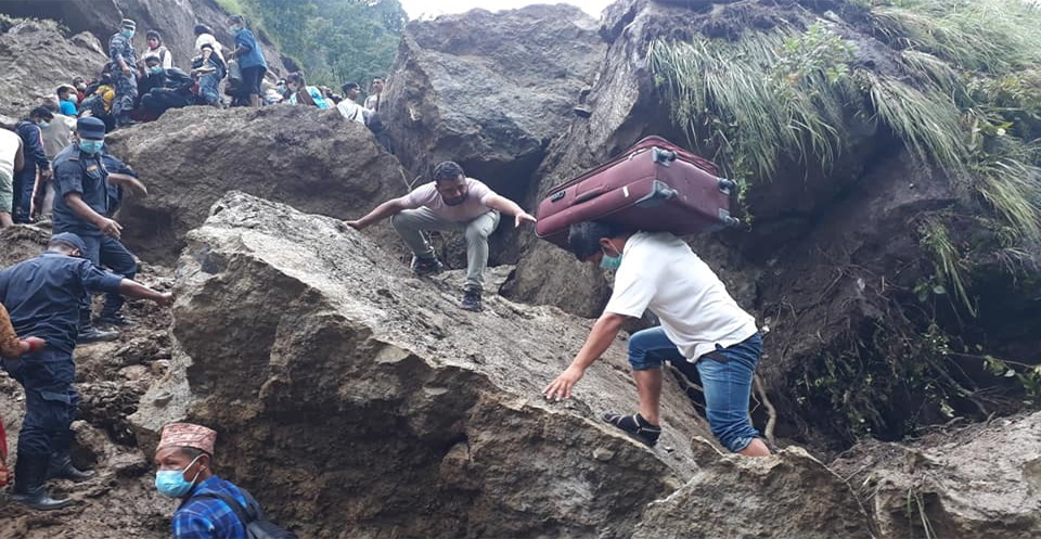 सकसपूर्ण दशैंयात्रा, हवाई यात्रुलाई पनि सास्ती