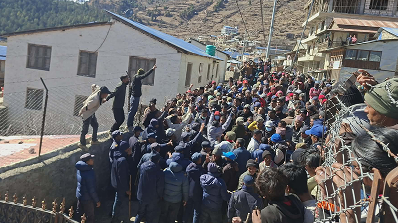 हुम्लाका निर्वाचन प्रहरी आन्दोलित, प्रशासन कार्यालय घेराउ