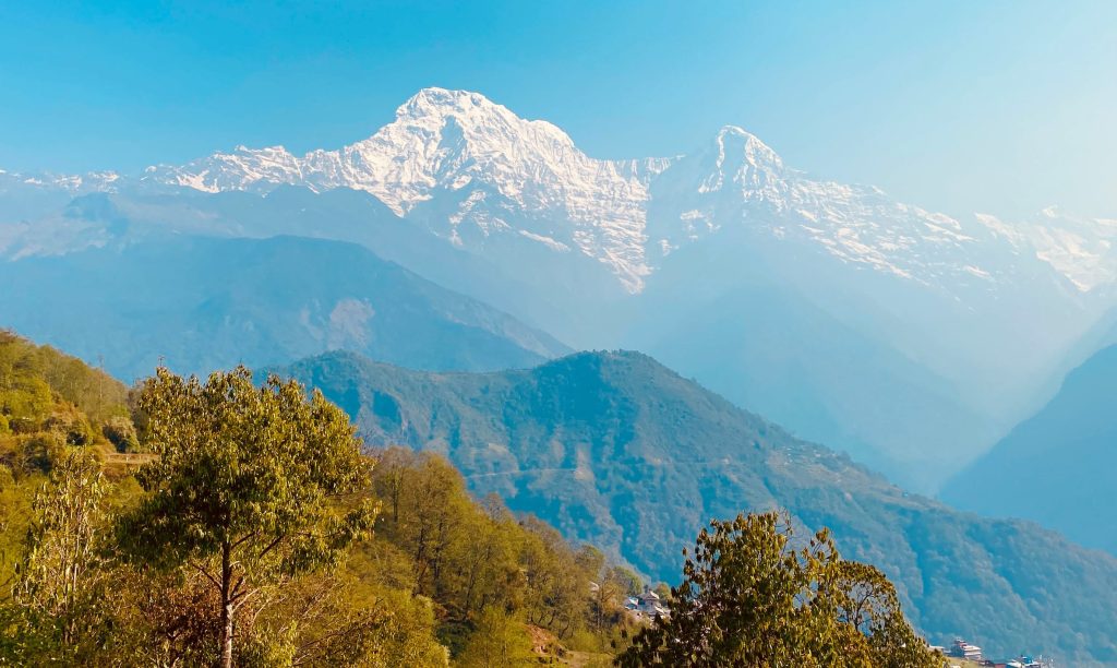 घान्द्रुकबाट देखिएको अन्नपूर्ण हिमशृंखला