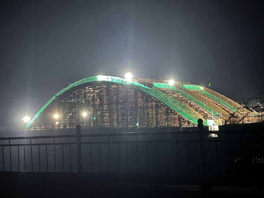 मादी नदीमाथि निर्माणाधीन आर्कब्रिज