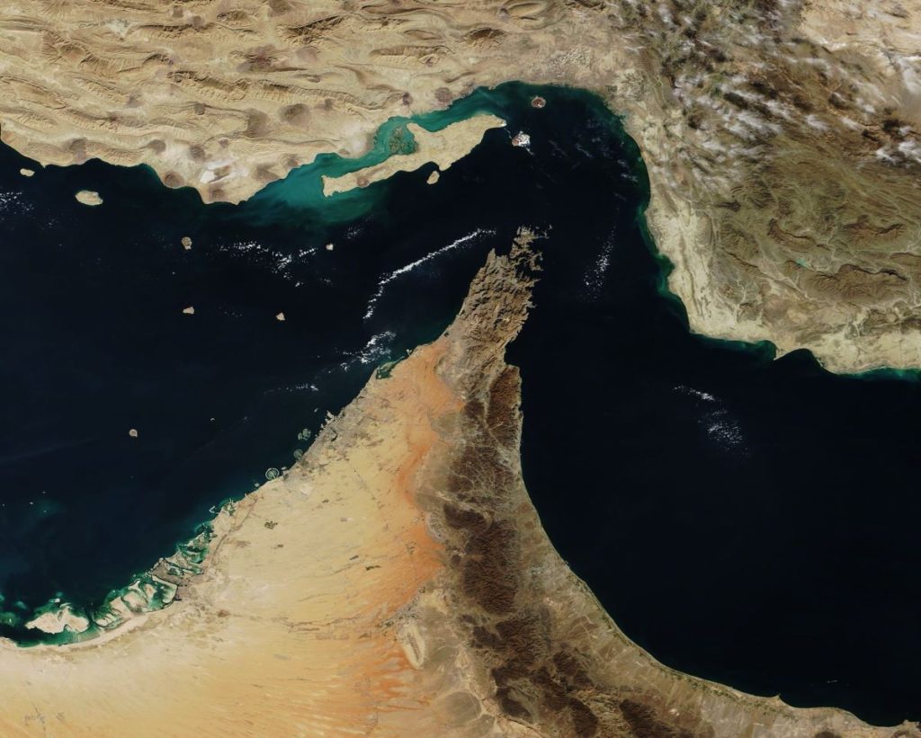 होर्मुजमा तनाव, कन्टेनर जहाजमाथि गोलीबारी