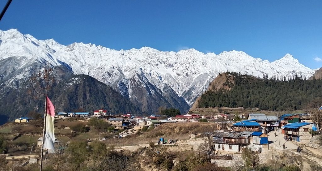 सिमकोटबाट देखिएको हिमश्रृंखला र सेताम्मे धौलागिरि हिमाल