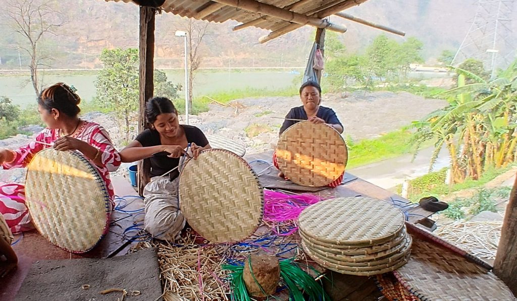 नाङ्लो बुन्दै महिला