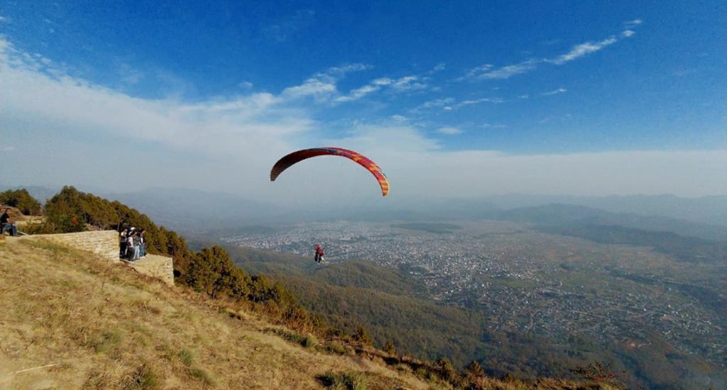 सुर्खेतको आकाशमा प्याराग्लाइडिङको मजा