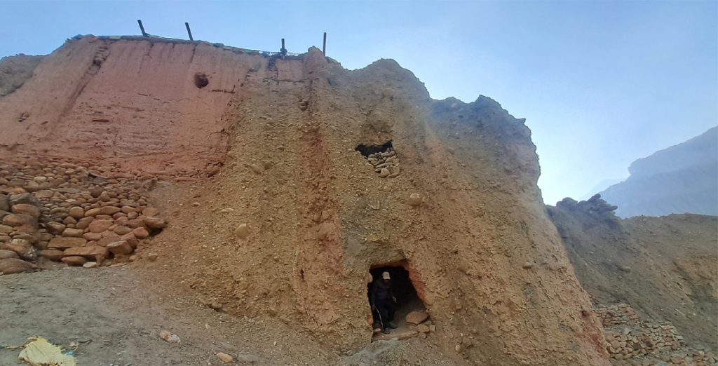 राताम्मे पहाडमा गुफाभित्र गुम्बा