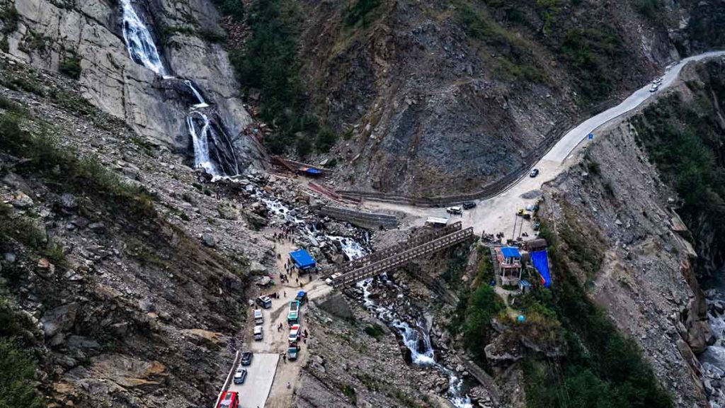 पर्यटकको रोजाइमा रुप्से झरना (तस्वीर कथा)