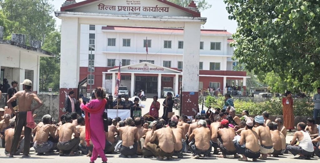 जग्गा माग्दै अर्धनग्न प्रदर्शनमा निकुञ्ज पीडित