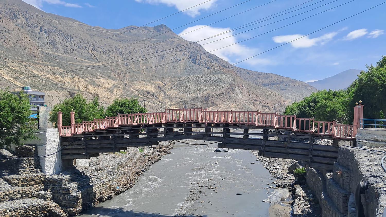 जोमसोमको काठेपुल र आसपासको दृश्य