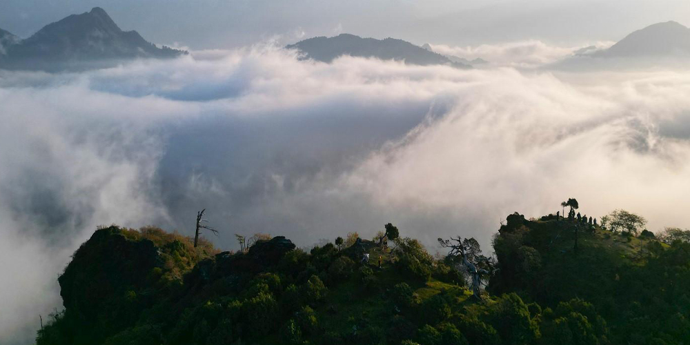 जलजलामा हिमाल र बादलको लुकामारी