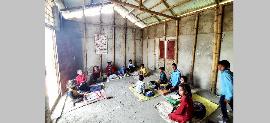 अत्यधिक गर्मीमा पनि टिनको छानामुनि पढ्न बाध्य बालबालिका