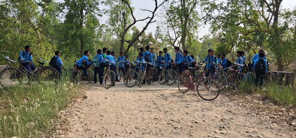 वन्यजन्तुको जोखिम मोलेर विद्यालयको यात्रा