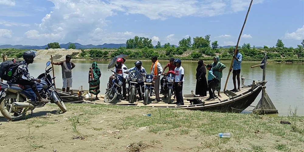 राप्ती तटीय क्षेत्रका नागरिकलाई नदी तर्न डुङ्गाकै भर