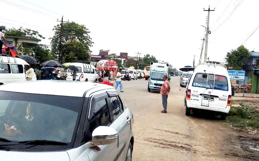 नेपालगन्जका मूल सडकमै बसपार्क, आवागमनमा समस्या
