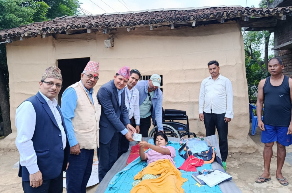 मेरुदण्ड भाँचिएर किशोरीलाई घरमै नागरिकता