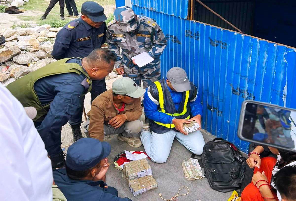 ५५ लाख ९० हजार नेपाली रुपैयाँसहित दुई जना नियन्त्रणमा