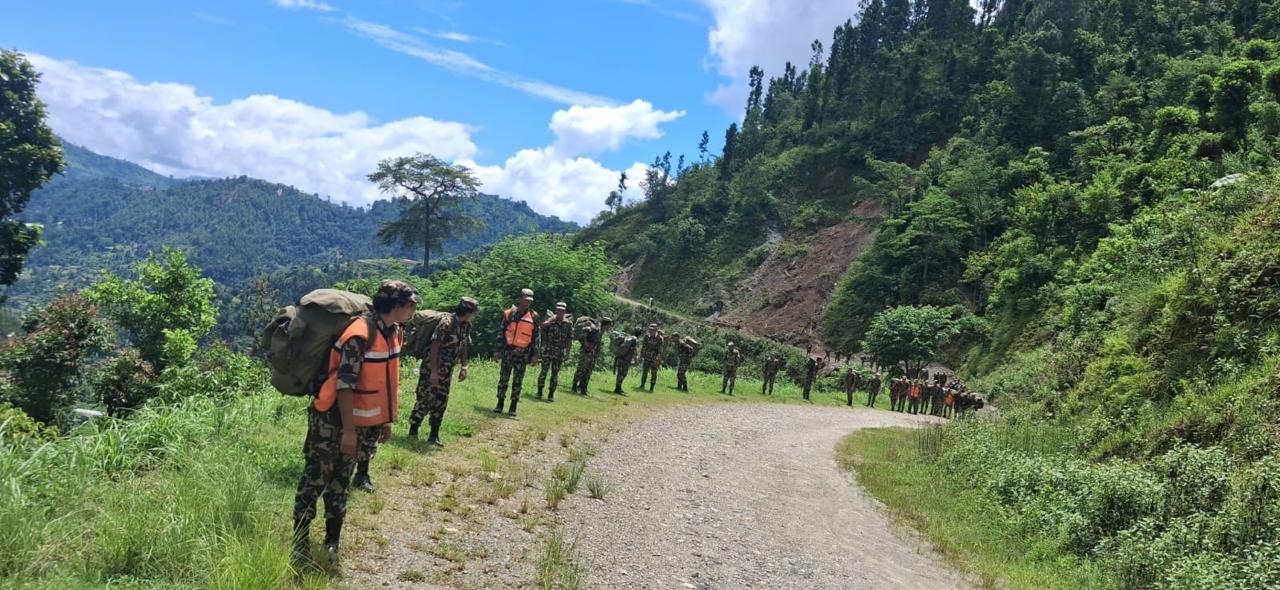 जाजरकोटमा सेनाले बोकेर पुर्‍यायो पहिरोपीडितलाई राहत