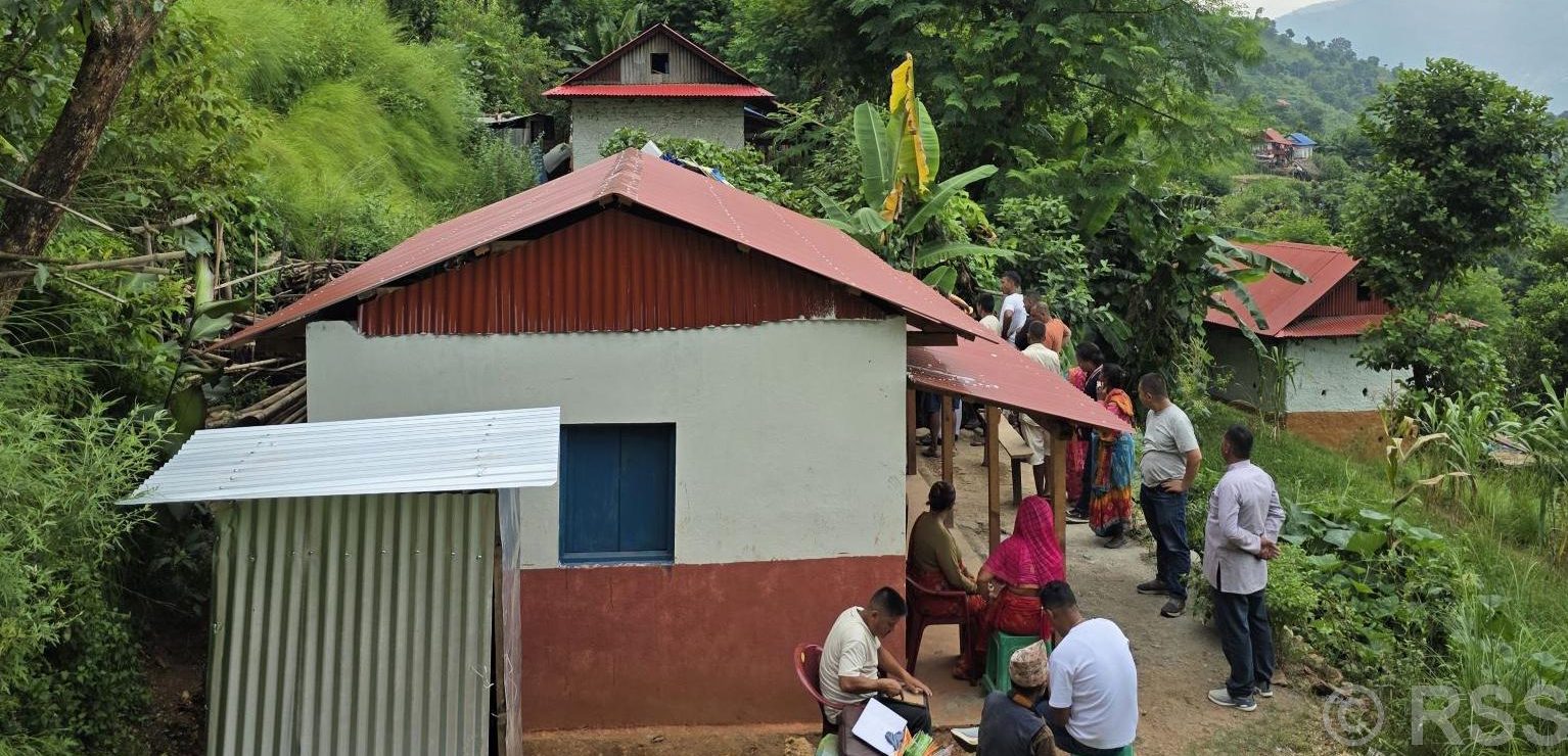 विपन्न परिवारले पाए भूकम्प प्रतिरोधी घर