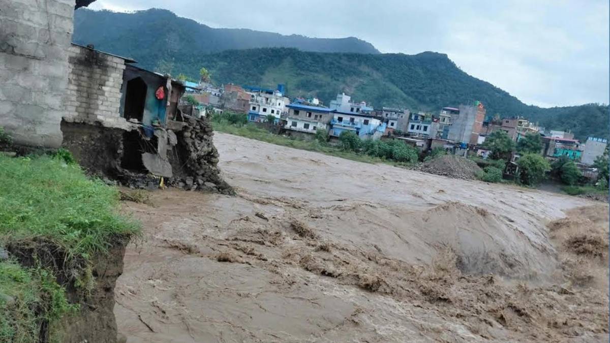 तिनाउको बाढीले बुटवलमा दुई घर बगायो, तीन घरमा क्षति