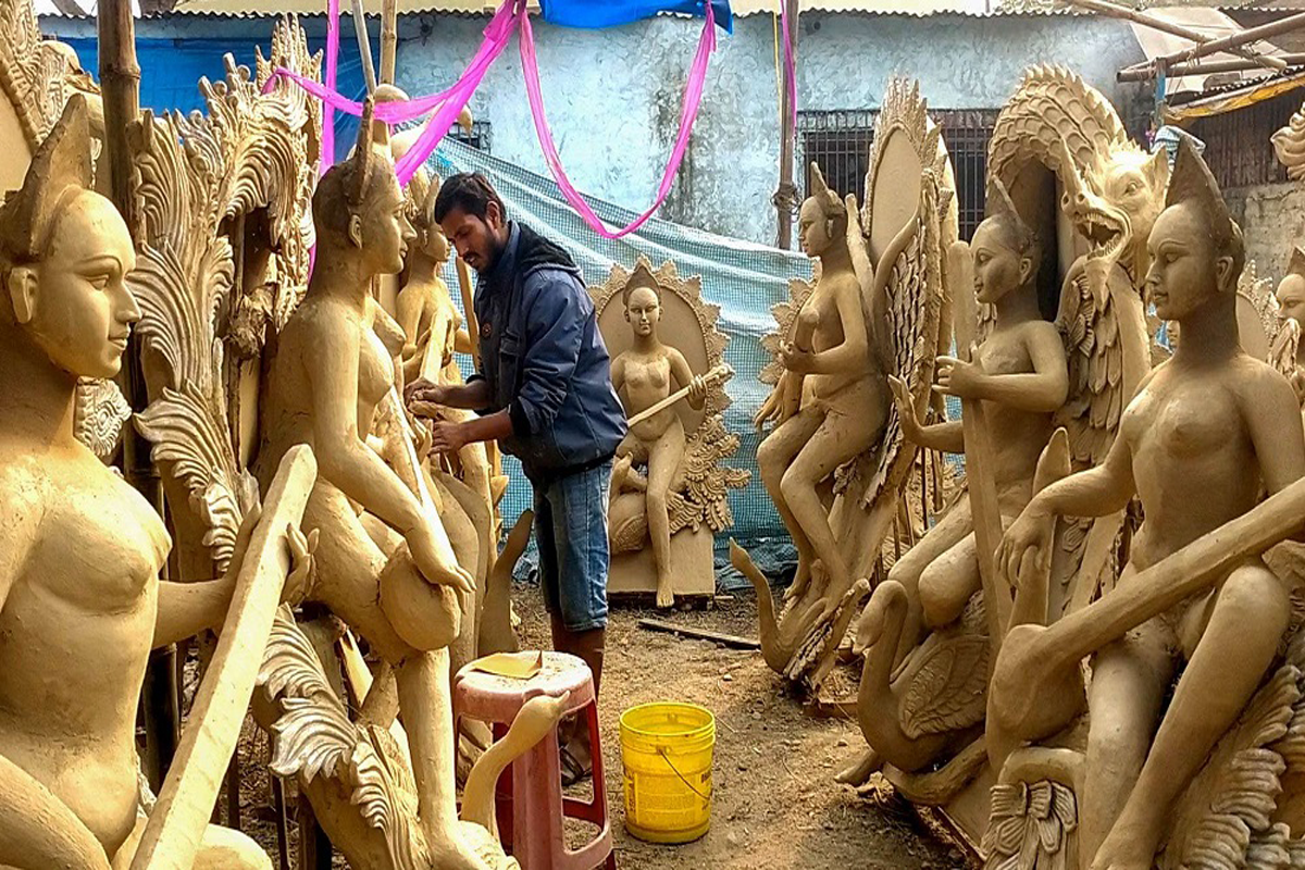 दशैं नजिकिएसँगै नेपालगन्जका मूर्तिकार माटोका मूर्ति बनाउन व्यस्त