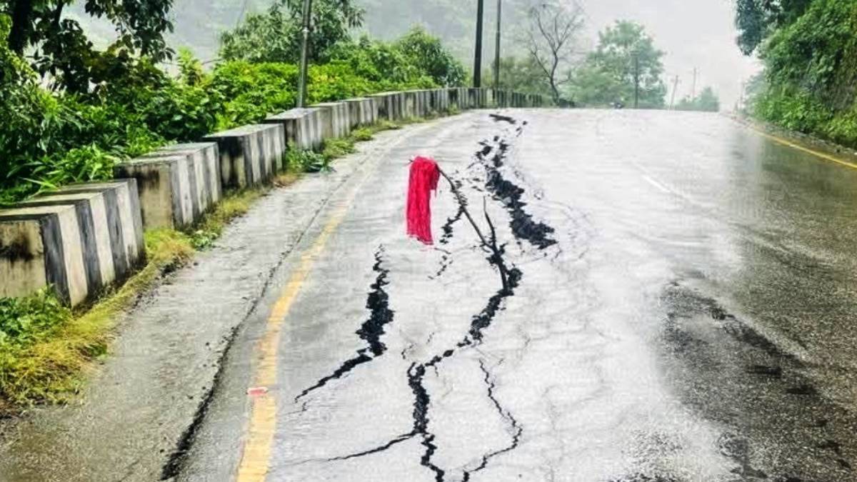 नारायणगढ-मुग्लिन खण्डको सिमलतालमा सडक भासियो