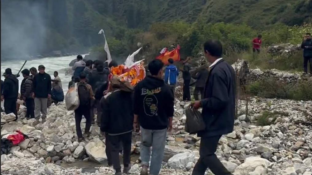 भोटेकोशी बाढीमा परी बेपत्ता जुम्लाको १० जनाको सामूहिक दाहसंस्कार