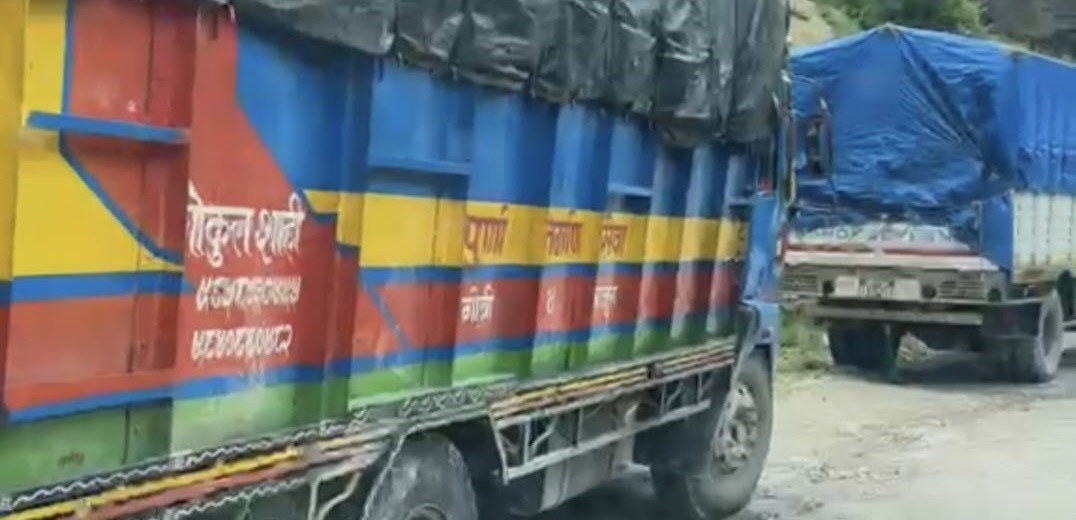 कर्णाली राजमार्ग अवरुद्ध हुँदा साढे दुई करोडको स्याउ अलपत्र