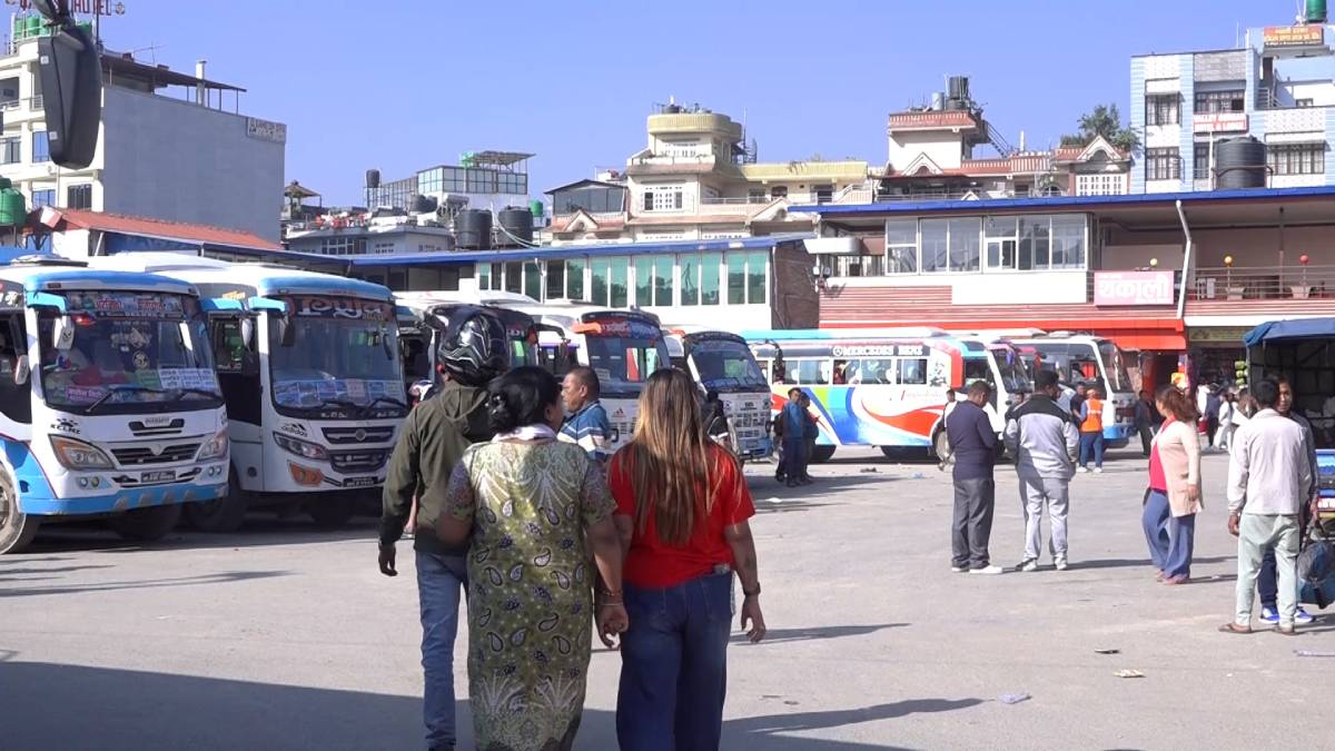 दशैंको रौनक : विपत्तिको पीडासँगै उत्साह बोकेर गाउँ फर्किँदै